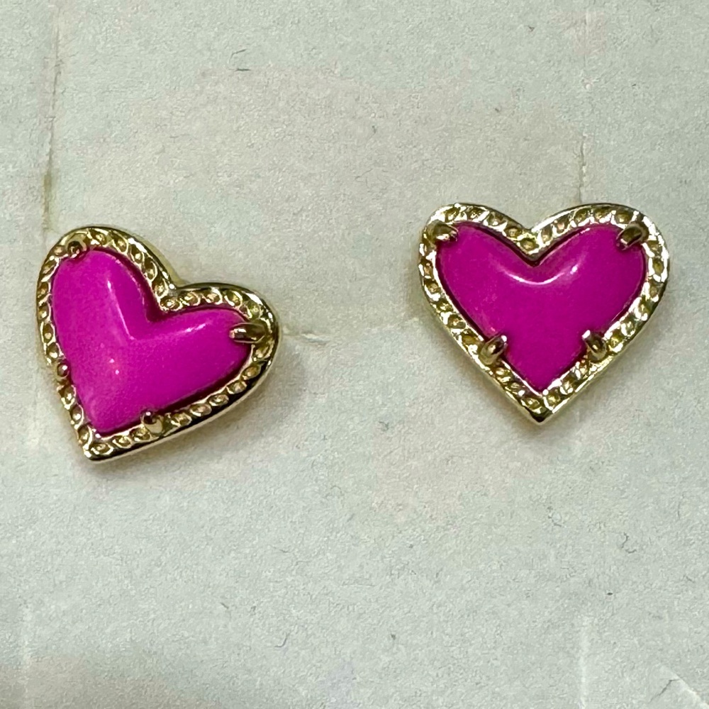 Kendra Scott hot pink with gold heart shaped earrings.